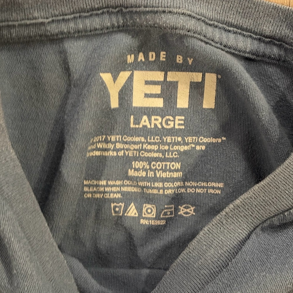 Yeti Mountain Man Holding Cooler Blue Mens Size L Short Sleeve Tee Shirt - Picture 7 of 8